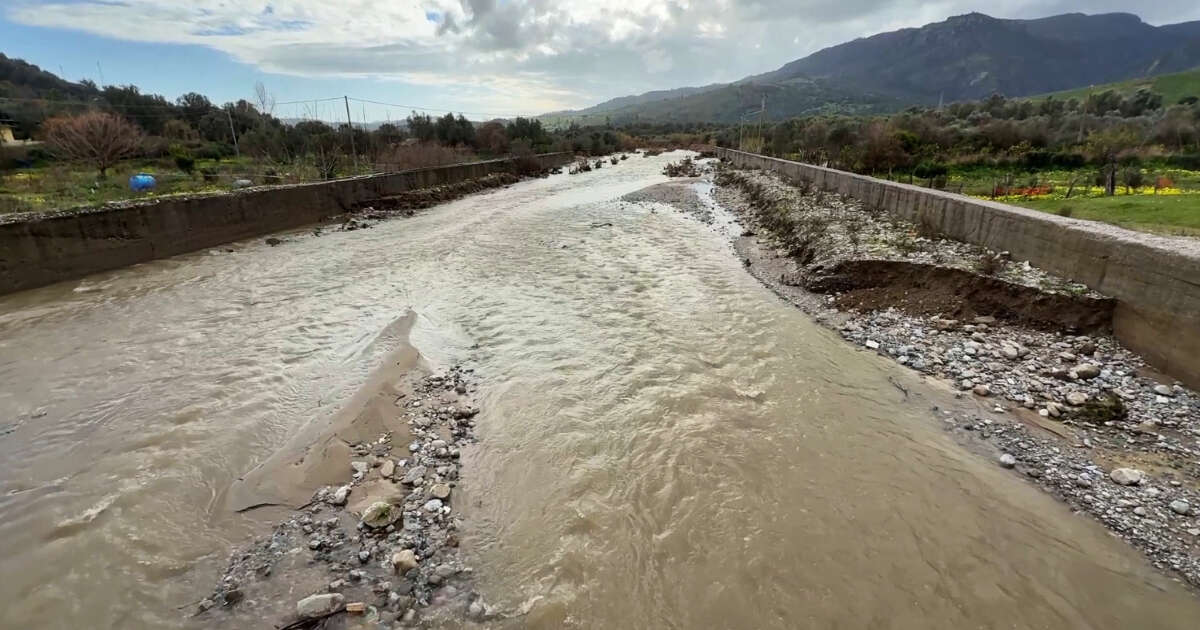 Precipitazioni e forte vento, in Calabria fiumi esondati e strade allagate: il video da San Luca