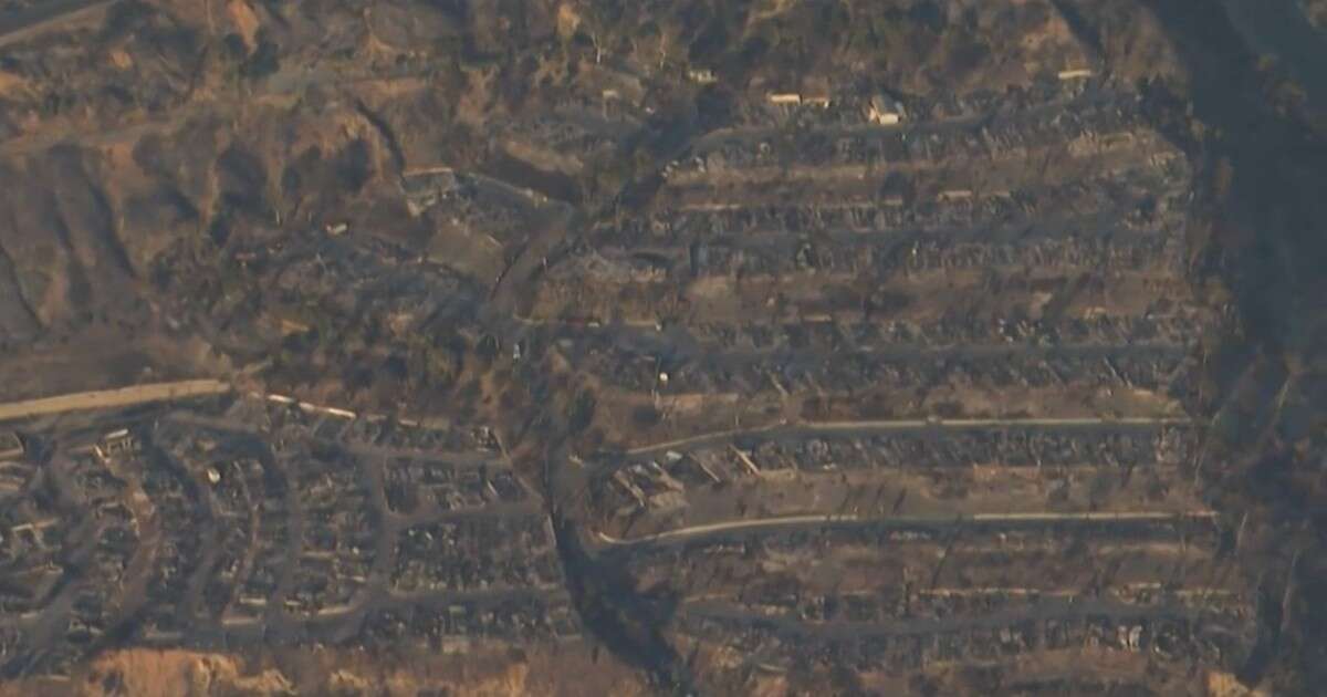 Incendi a Los Angeles, in volo sugli edifici distrutti di Pacific Palisades e Altadena: almeno 11 le vittime