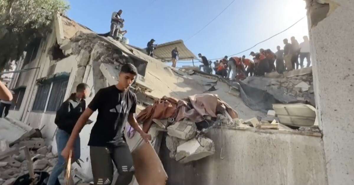 Gaza City, raid israeliano su una scuola: 9 morti e 20 feriti. Colpito l’istituto che ospitava sfollati nel campo profughi di Al-Shati