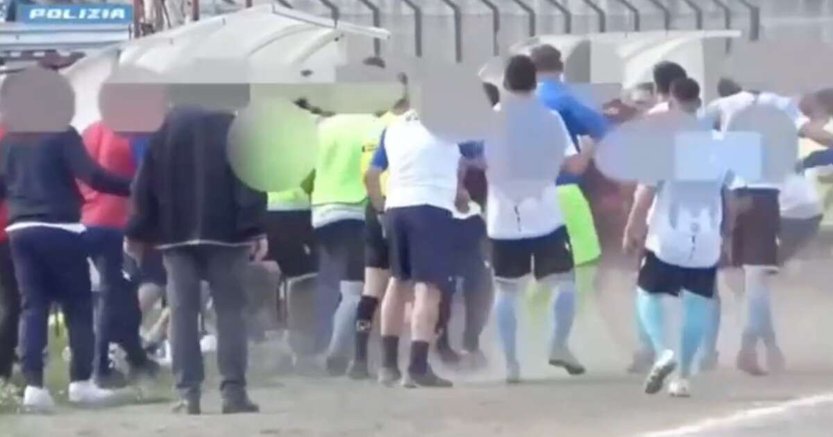 Caserta, 17 anni di Daspo a calciatori e dirigenti sportivi per gli scontri durante la finale di play-off (video)