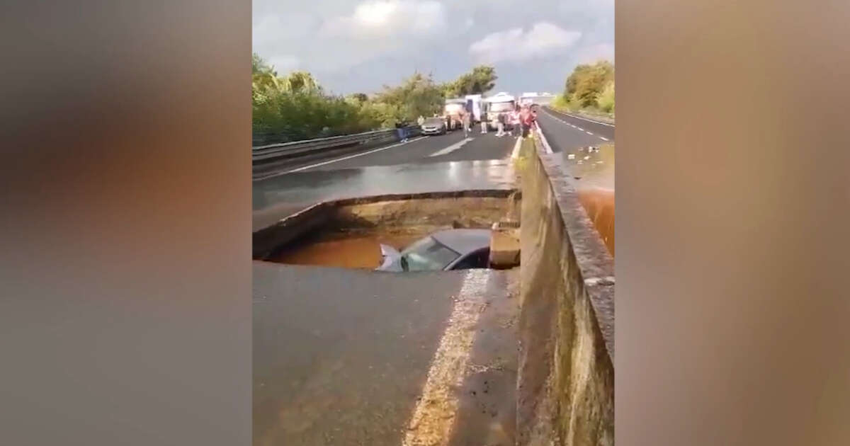 Auto ingoiata da una voragine a Lamezia Terme, paura per il conducente: il video dalla statale colpita dal nubifragio