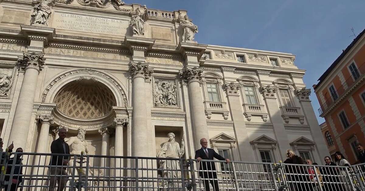 Fontana di Trevi, inaugurata la nuova passerella per osservare l’opera da vicino. Il sindaco Gualtieri: “Una possibilità unica”