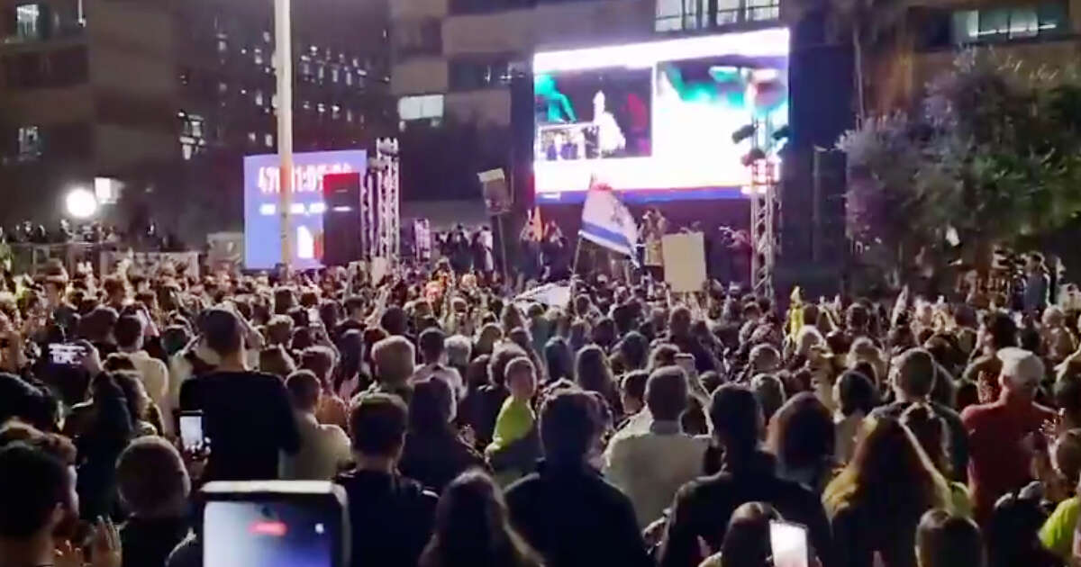 L’esercito israeliano prende in consegna le tre donne rilasciate da Hamas, il lungo applauso dalla piazza degli ostaggi a Tel Aviv