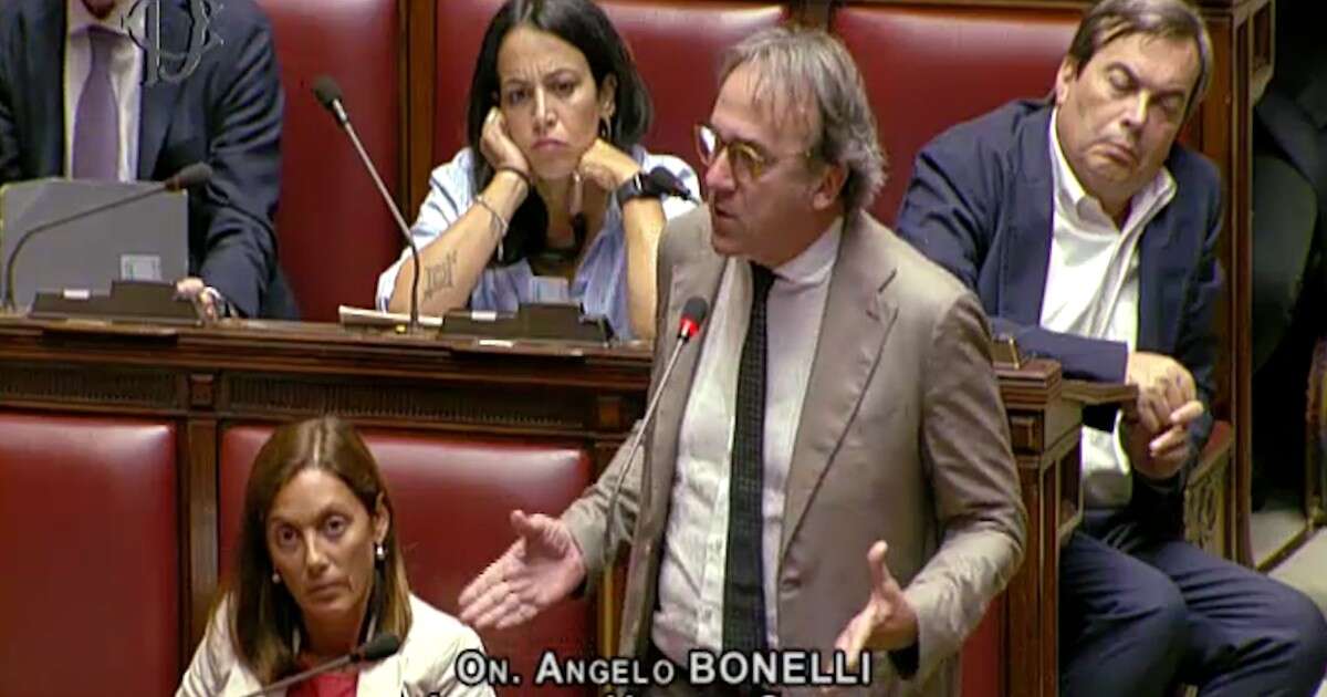 Bonelli contro la norma anti-dissenso: “Svolta illiberale. Governo risponde alle crisi sociali col carcere”