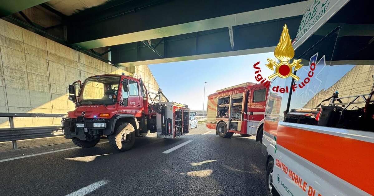 Autobus con 44 alunni tampona un tir sulla A4: quattro feriti tra cui due bambini