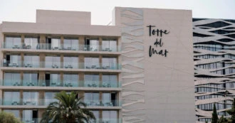 Ibiza, coppia trovata morta ai piedi di un albergo. Gli inquirenti indagano sull’ipotesi di un “femminicidio-suicidio”