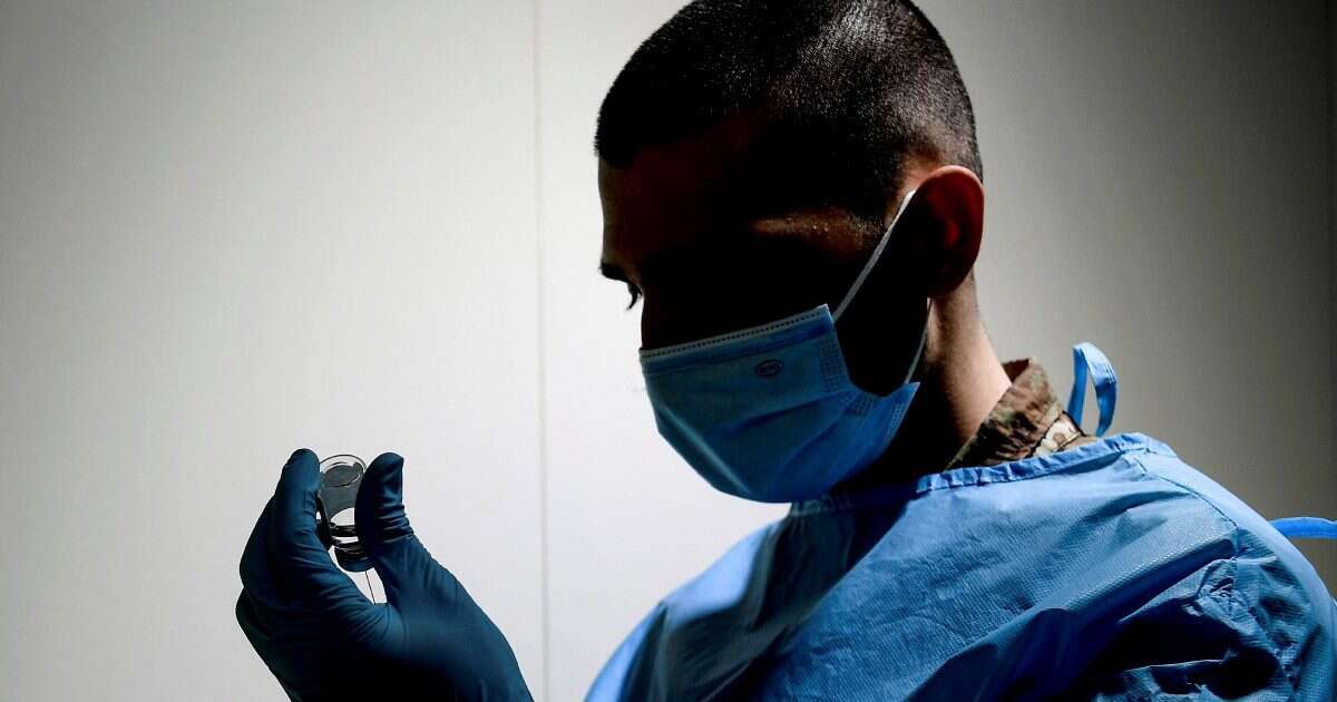 Paziente no vax e contrario all’intervento pubblica il modulo dell’ospedale con errore, primario minacciato: “Terrorizzato”