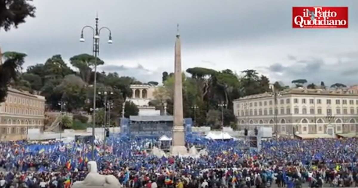 Manifestazione per l’Europa, le immagini di piazza del Popolo gremita. Gli organizzatori: “30mila persone”