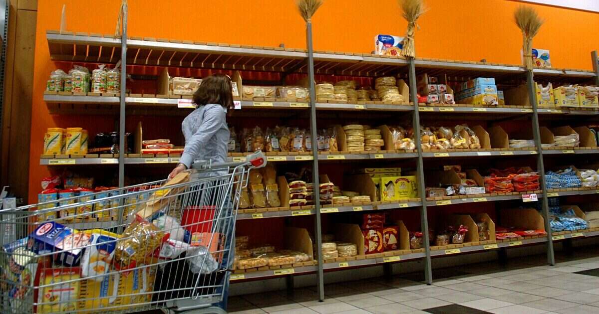 Nel 2024 gli italiani hanno consumato meno ma speso di più causa inflazione. “Si riduce anche l’acquisto di cibo”