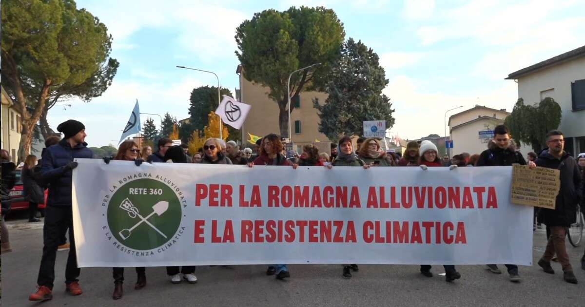 Romagna, alluvionati e ambientalisti in corteo a Faenza: “Parliamo di crisi climatica, non episodi locali. Ristori rapidi”