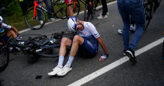 Tour de France, tifosa a bordo strada con un cartello provoca una carambola di massa: si “salvano” solo in 30. A terra Colbrelli e Sagan