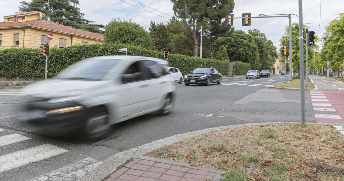 Bimba di 2 anni sfugge per un attimo al controllo del padre, lui la insegue ma vengono investiti da un’auto