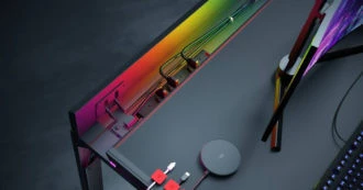 Postazione di lavoro sommersa dai cavi? Ecco la scrivania magnetica che ci aiuta a mantenere l’ordine
