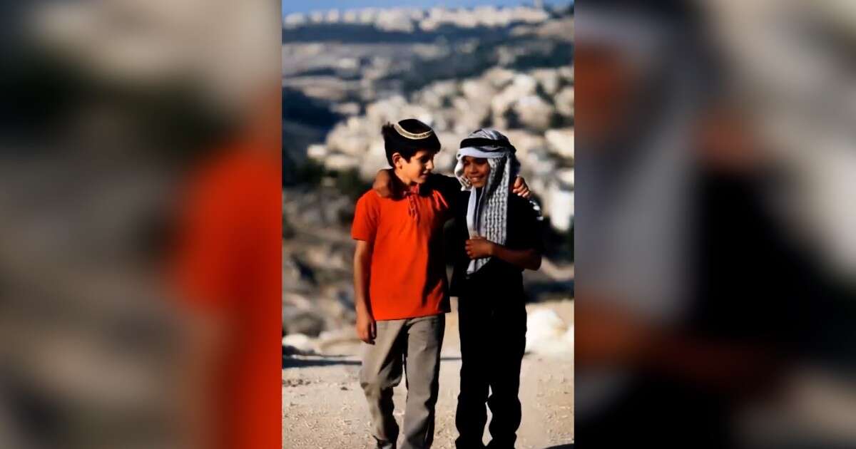 Il “contro-video” di Fratoianni per rispondere a Trump: scuole, “Stato di Palestina” e bambini che giocano. “Un futuro diverso è possibile”