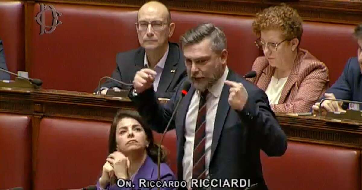 Attacchi russi a Mattarella, ovazione alla Camera per il Presidente. Critiche dal M5s: “Noi non avremmo fatto quel passaggio”