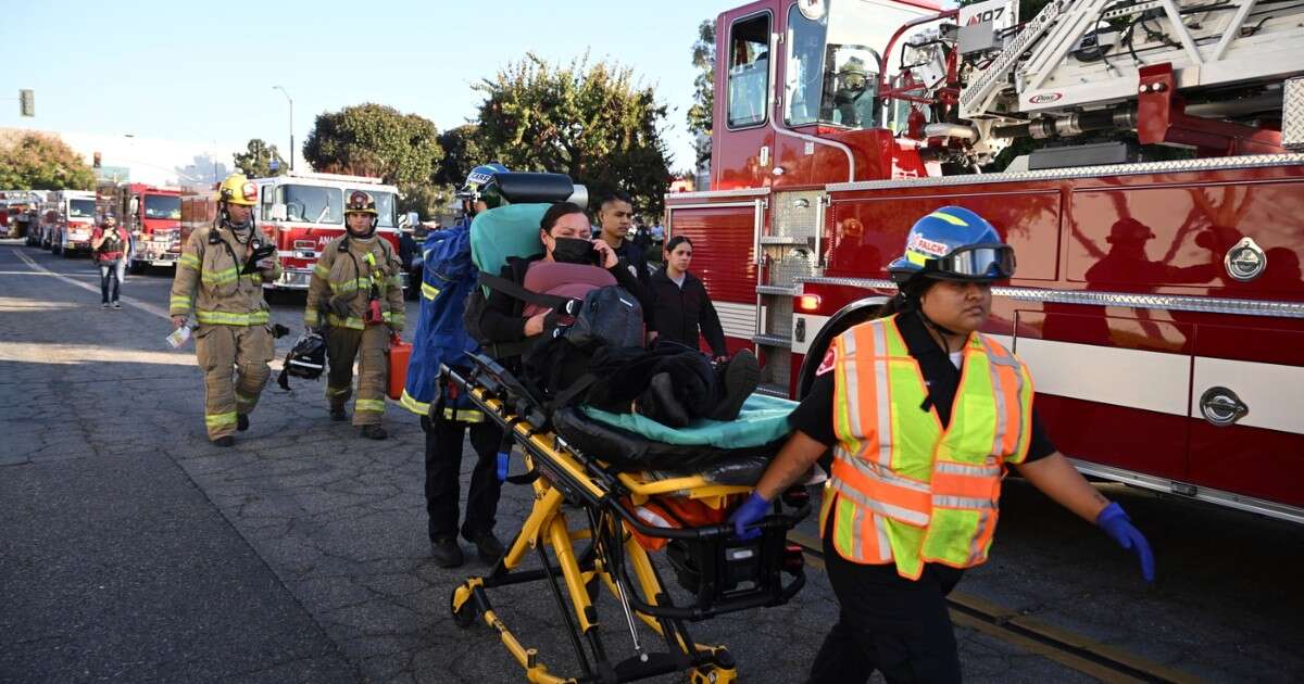 Aereo si schianta su un mobilificio in California dopo il decollo: due morti e 18 feriti