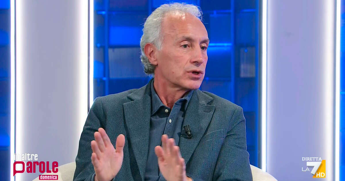 Travaglio a La7: “Governo Meloni? Un mix di analfabetismo giuridico e costituzionale”. E su Delmastro: “Sua sparata assurda e folle”