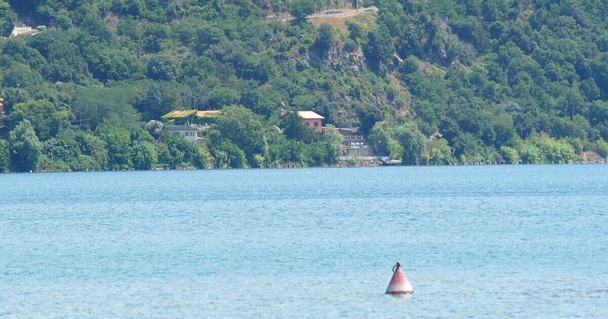 Si tuffano nel lago di Castel Gandolfo ma non riemergono dall’acqua: morti due ragazzi. Avevano noleggiato un pedalò