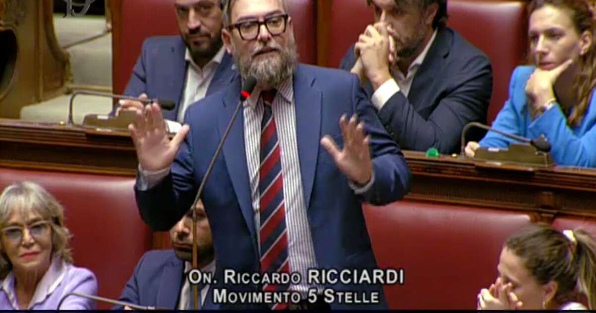 Ricciardi (M5s) in Aula: “Sanzioni per Tel Aviv come a Mosca. Israele è una democrazia? Anche chi ha fatto l’olocausto lo era”. Poi spiega meglio