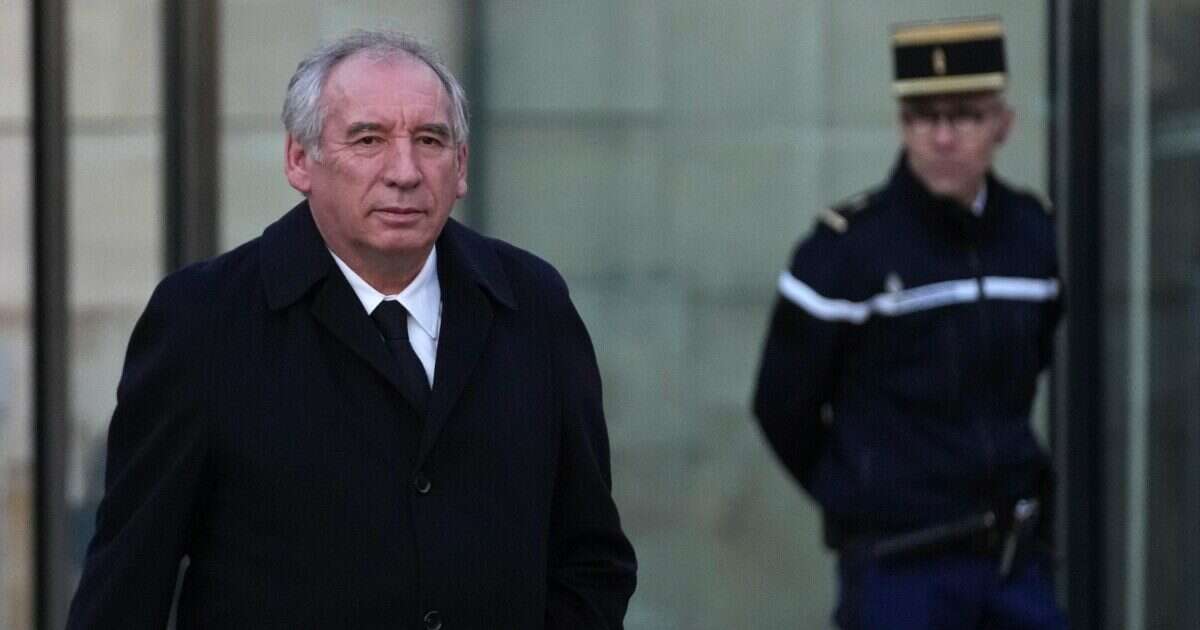 Francia, ecco il governo dei ‘riciclati’ di Bayrou: dagli ex premier Valls e Borne fino a Darmanin. Socialisti: “È una provocazione”