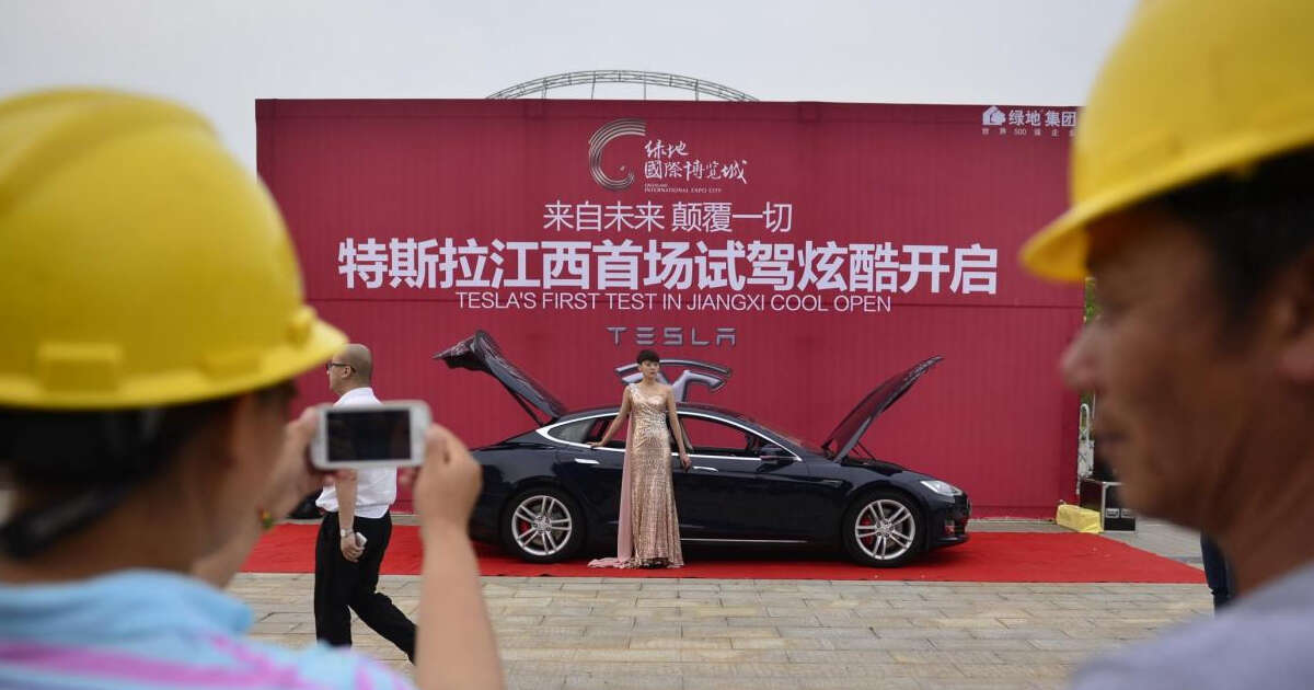 Tesla “ostaggio” nella guerra commerciale tra Usa e Cina. Pechino rimanda licenza per l’auto di Musk a guida autonoma