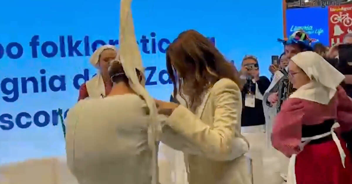 La ministra Santanchè balla con Pulcinella: così ha inaugurato la Fiera del turismo a Milano – Video