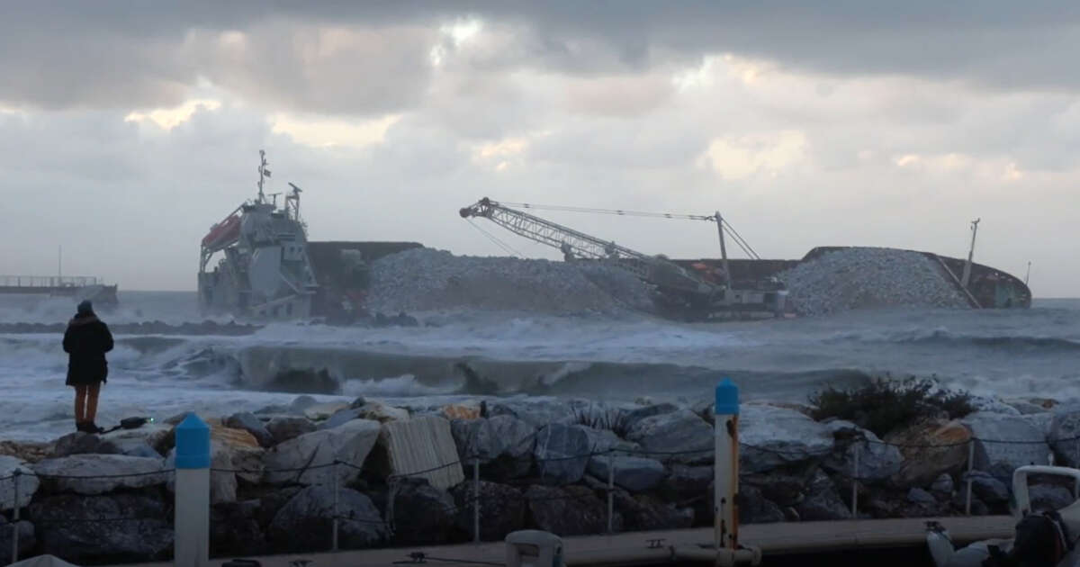 La nave arenata a Marina di Massa lavorava per la diga foranea di Genova. Capitaneria: “Aveva un motore guasto e navigava in deroga”