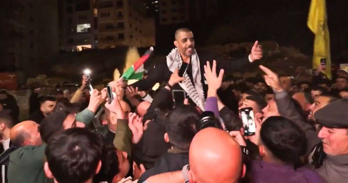 Ramallah, migliaia di persone accolgono i prigionieri palestinesi liberati: l’ex comandante di Fatah Zakaria Zubeidi sollevato dalla folla in festa