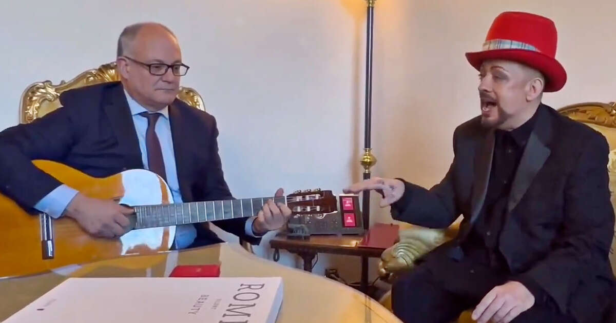 Il sindaco Gualtieri di nuovo alla chitarra, il duetto col cantautore inglese Boy George in Campidoglio – Video