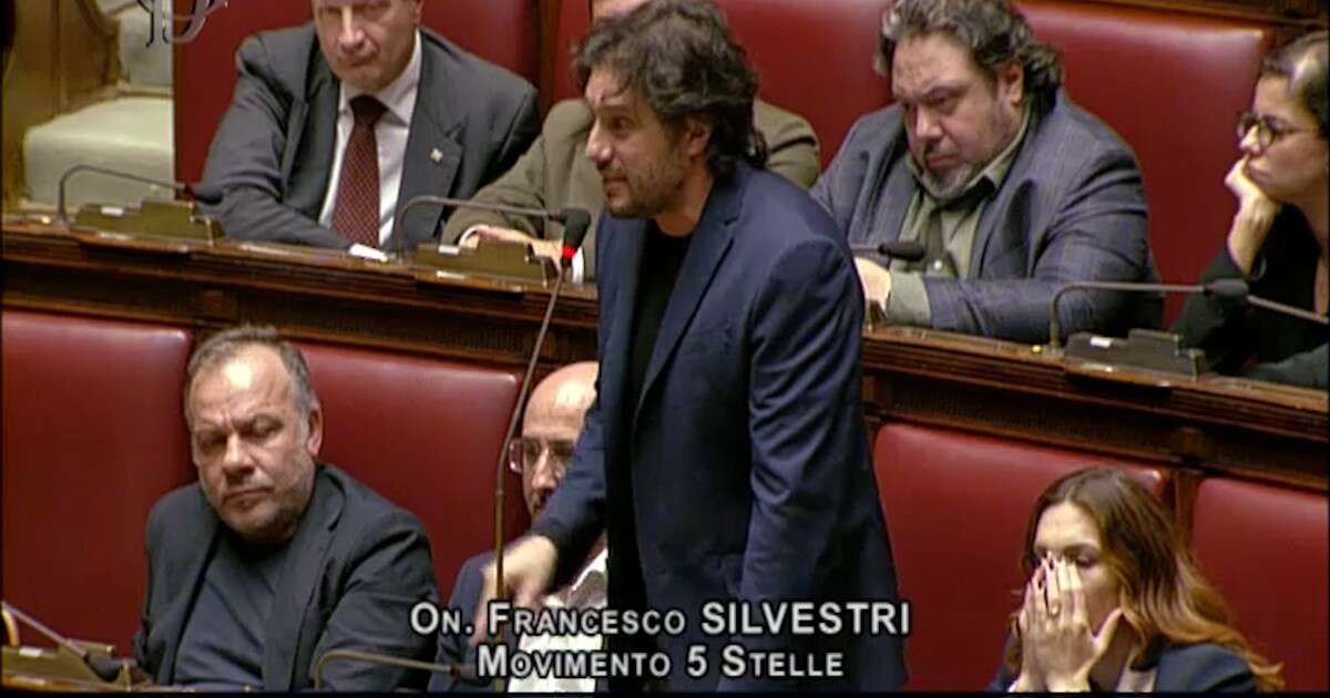 Extraprofitti, l’attacco di Silvestri (M5s) al governo: “Due anni di prese in giro, vi rincorreremo ovunque per calendarizza la legge”