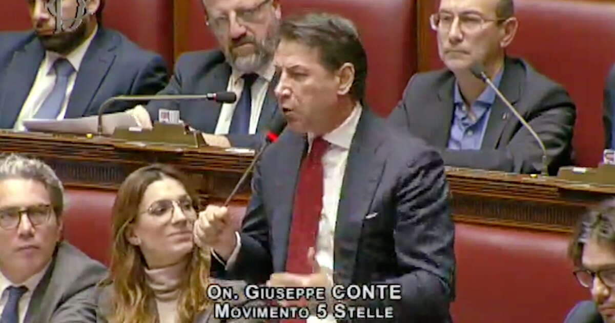 Conte in Aula: “Manovra? Favorite come al solito banche e lobby delle armi, quando penserete agli italiani in difficoltà?”