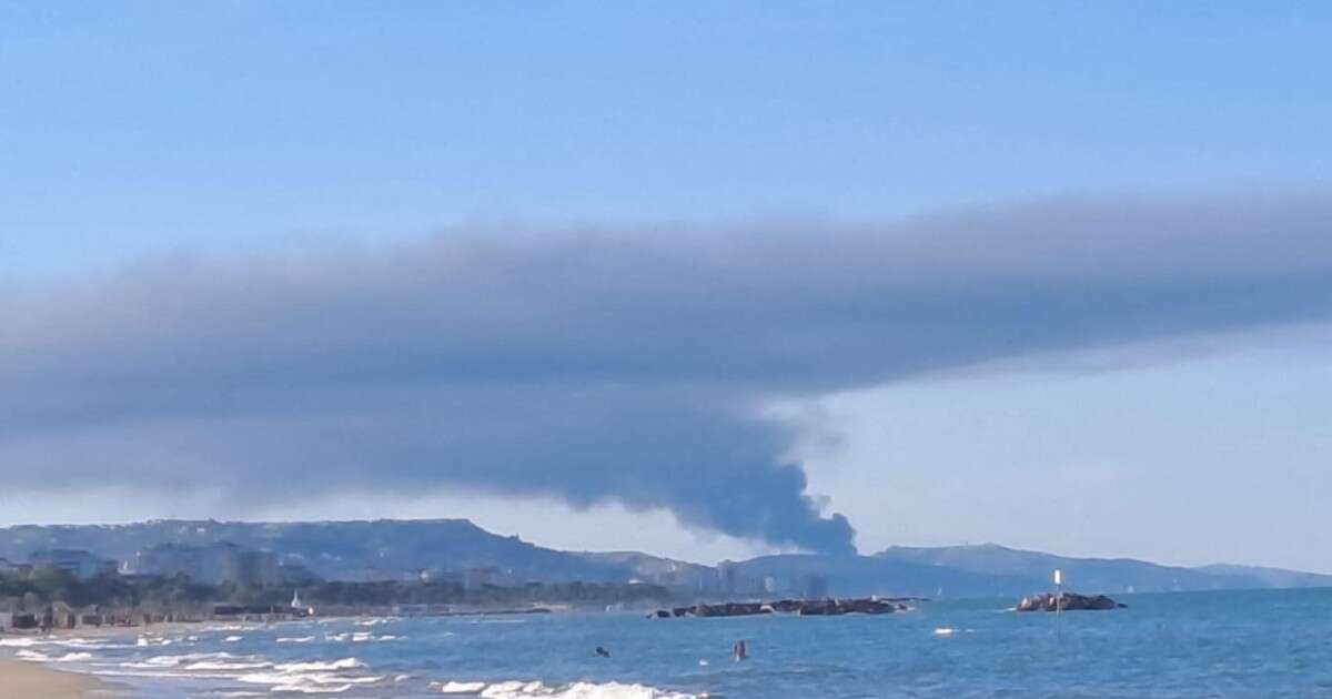 Abruzzo, incendio in una ditta di solventi a Pineto. L’appello ai cittadini: “Non uscite e chiudete le finestre”