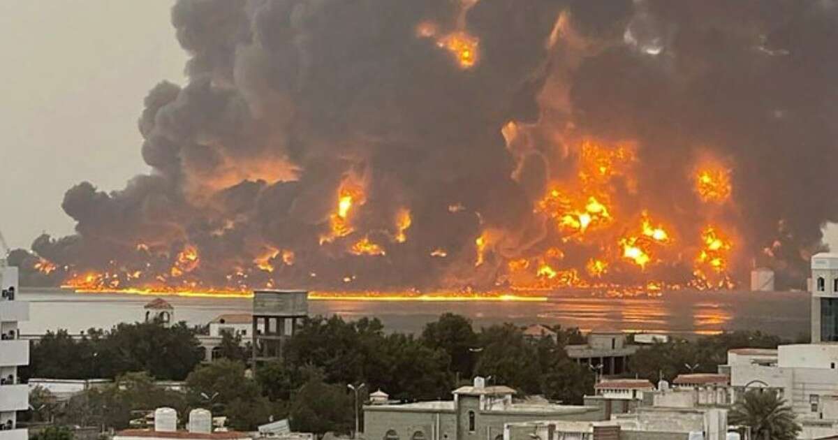 Attacco israeliano sulla città yemenita di Hodeida: le immagini della raffineria e della centrale in fiamme (video)