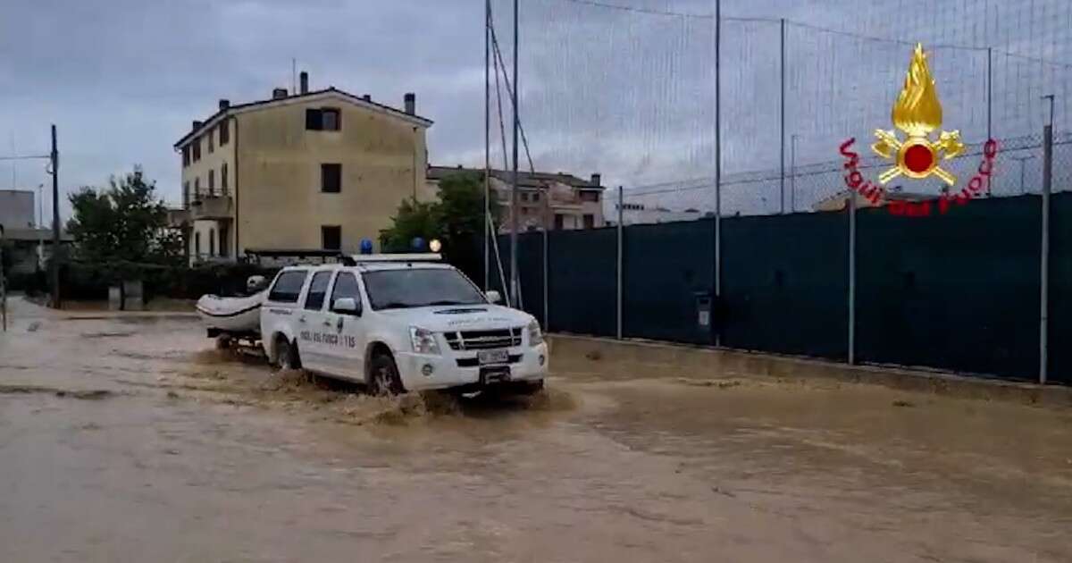 Alluvione nelle Marche, ad Ancona strade invase da acqua e fango: esondato il torrente Aspio – Video