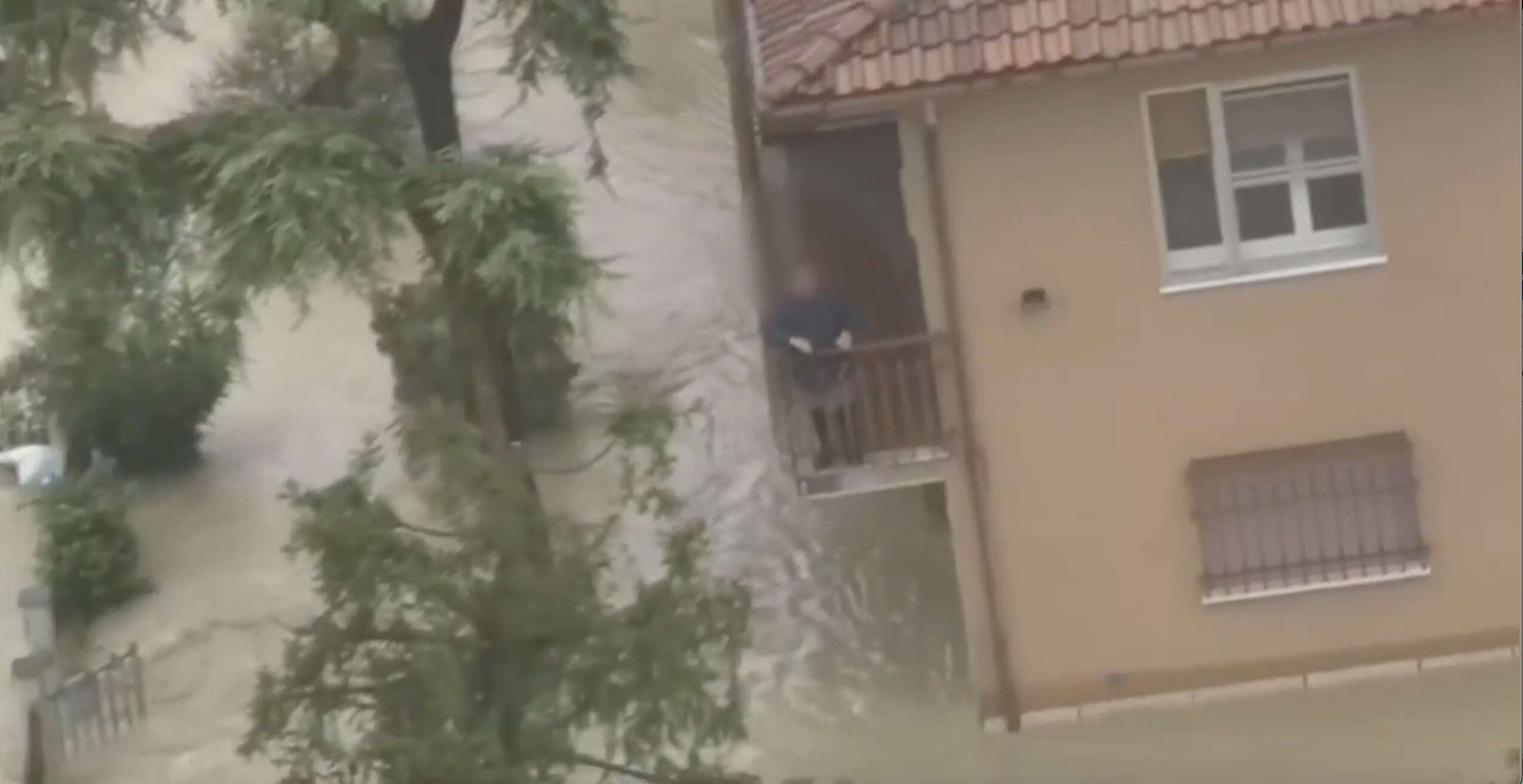 Alluvione Emilia Romagna, le immagini di Traversara allagata girate dall’elicottero della polizia