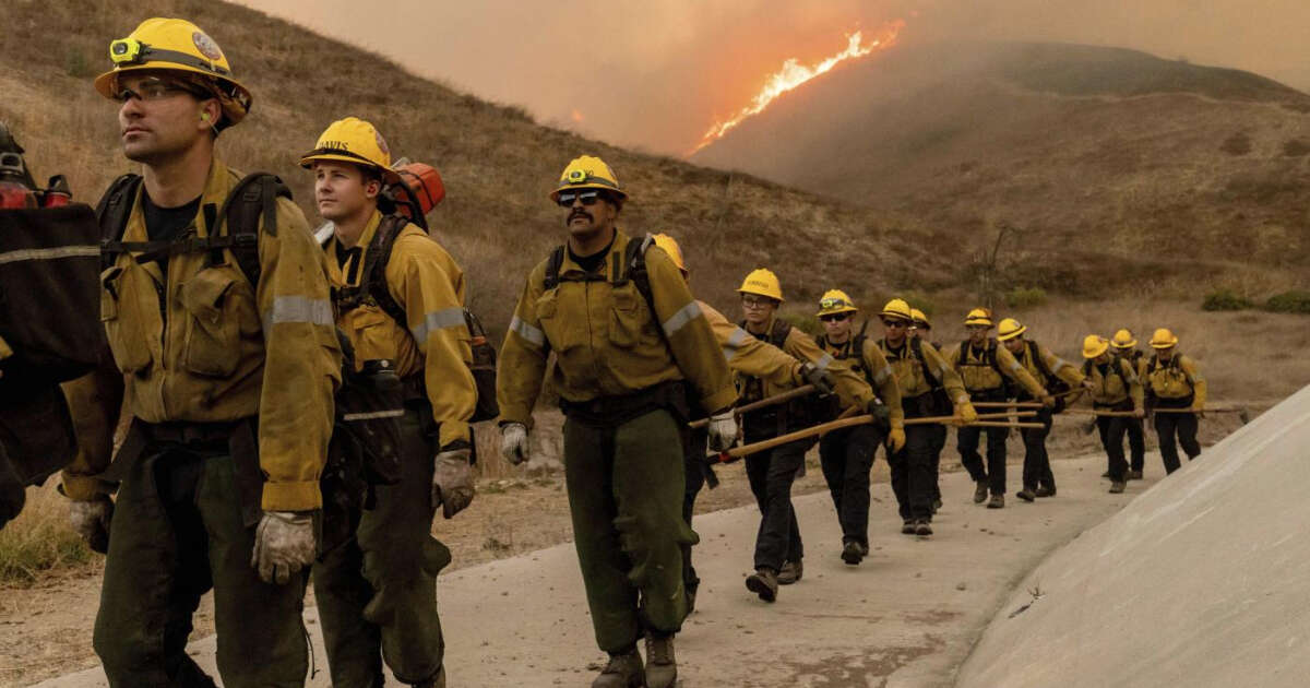 Rischio incendi in crescita esponenziale ma Los Angeles ha tagliato i fondi ai vigili del fuoco per problemi di budget