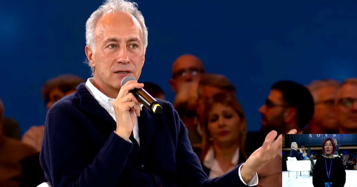 Travaglio: “Non dobbiamo uscire dalla Nato, basta solo stare eretti. L’alleato sta in piedi, il servo a 90 gradi”. Frecciata a Meloni e Schlein