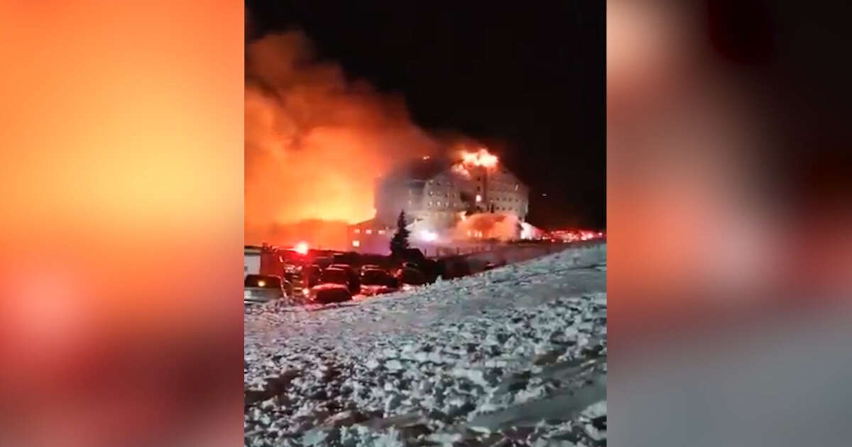 Il video del resort a Kartalkaya (Turchia) in fiamme: le persone si calano dalle finestre grazie alle lenzuola