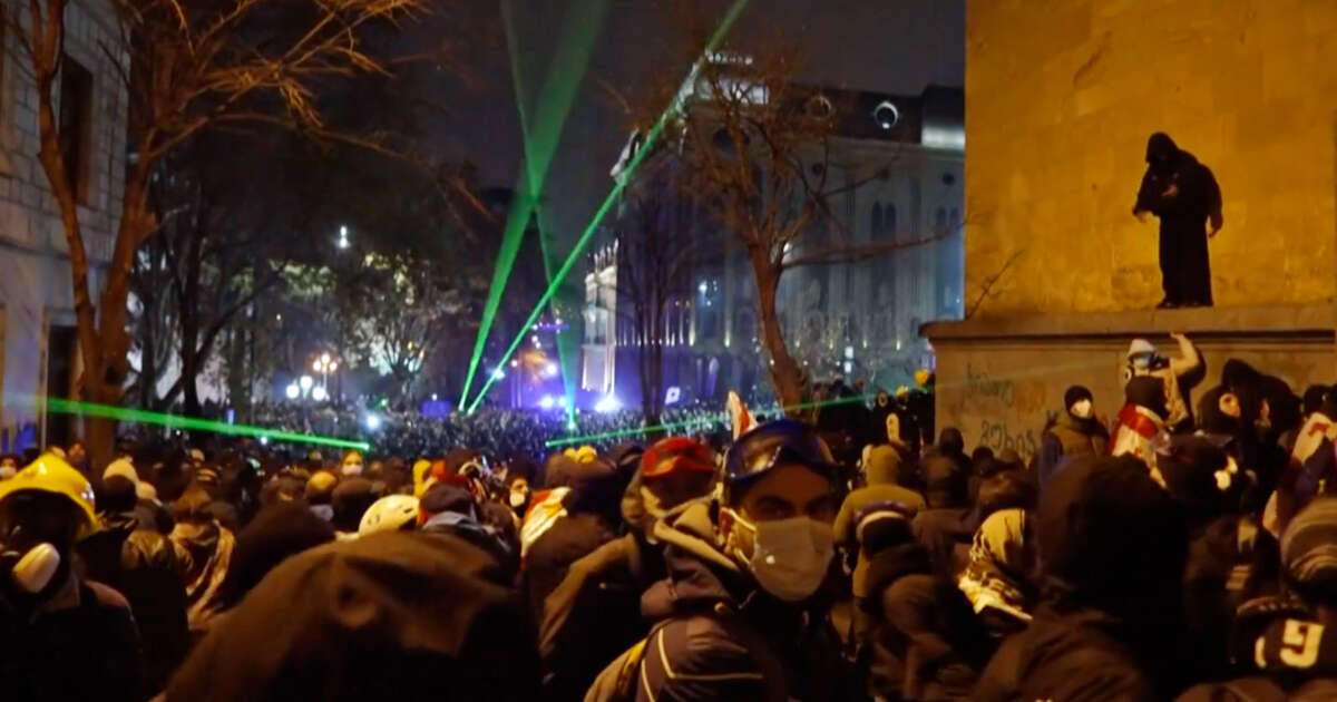 Scontri alla manifestazione pro-Ue a Tbilisi, la polizia usa i lacrimogeni per disperdere le persone davanti al Parlamento – Video