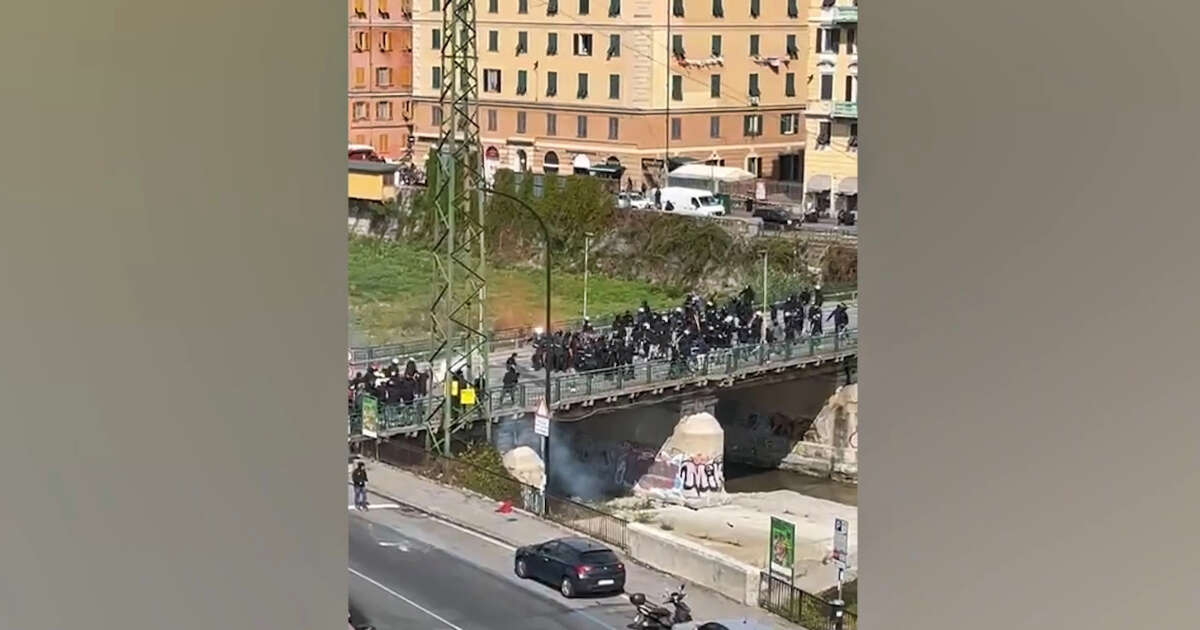 Scontri tra ultras di Genoa e Sampdoria fuori dallo stadio Ferraris: il video coi lanci di bottiglie e di fumogeni