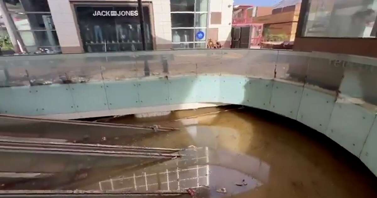 Il parcheggio sotterraneo del centro commerciale più grande di Valencia è completamente sommerso: “Si teme il peggio”