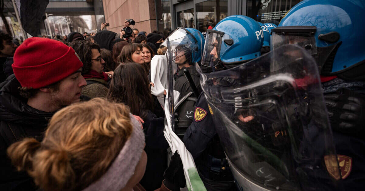 Torino, scontri tra studenti e polizia davanti al Politecnico e alla sede Rai. Roma, fuochi d’artificio al ministero di Salvini