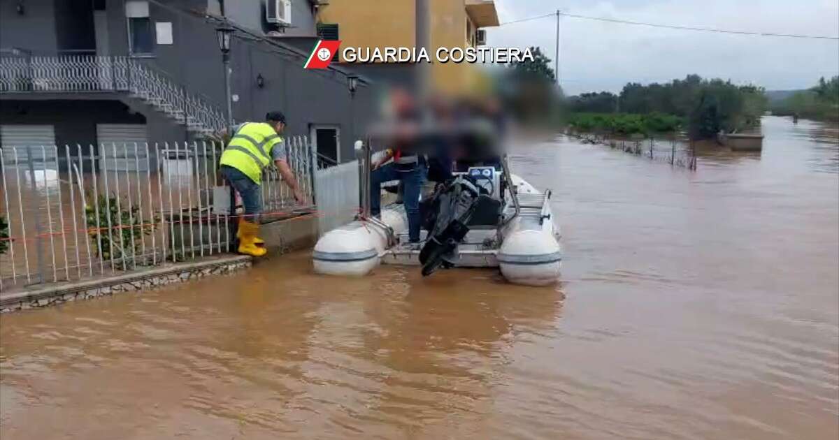 Nubifragio in Calabria, allagamenti a Lamezia Terme: così una famiglia viene portata in salvo – Le immagini della Guardia Costiera