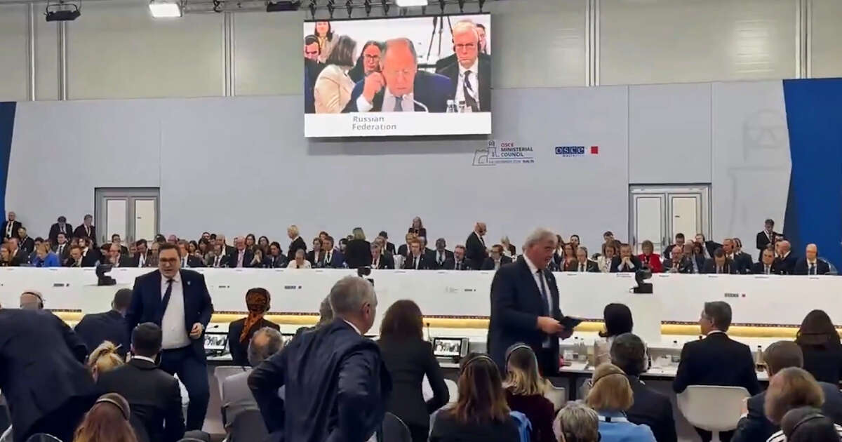 Lavrov parla all’Osce, diversi delegati si alzano e lasciano la sala: il video della contestazione al ministro degli Esteri russo