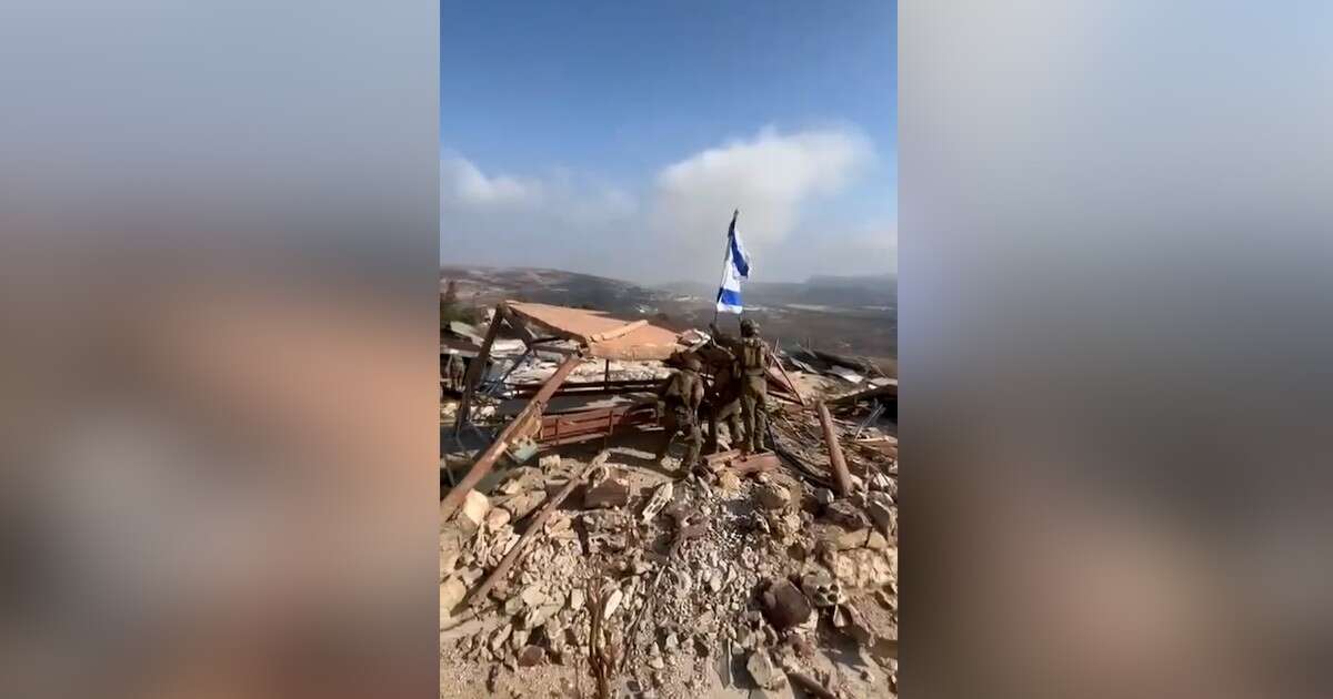 Libano, soldati israeliani issano una bandiera in un villaggio del sud: il video