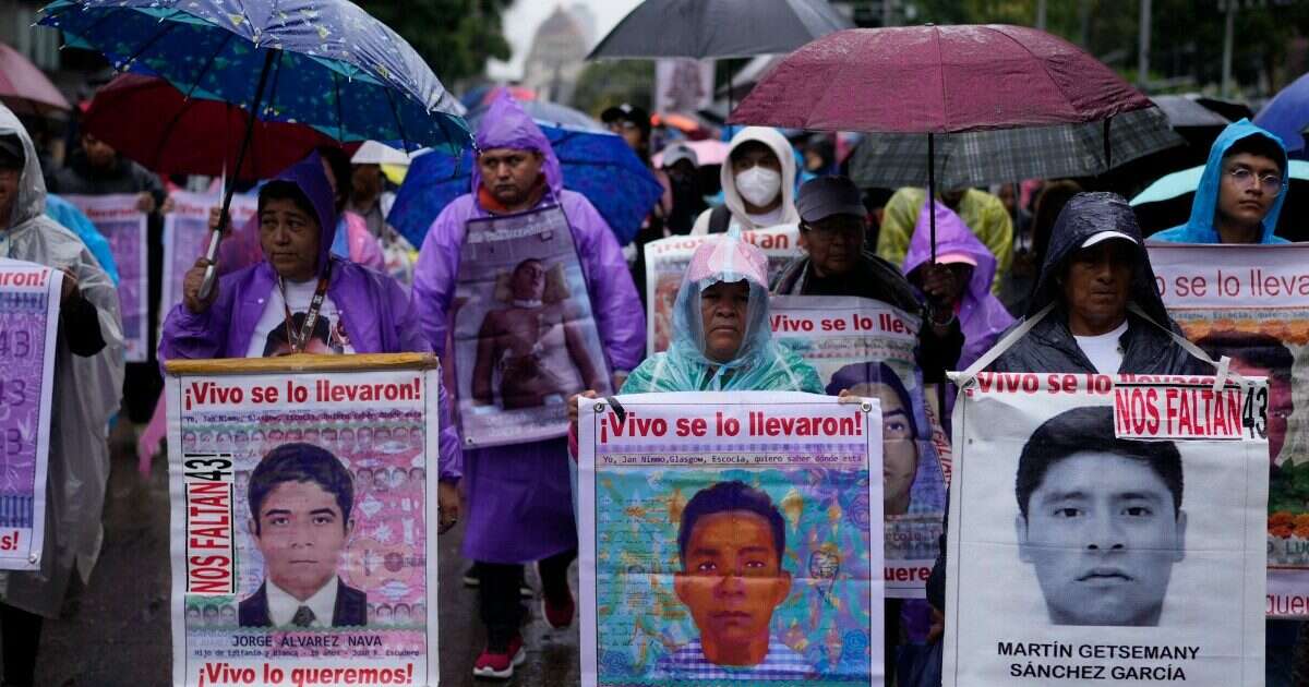 Ayotzinapa, migliaia in marcia in Messico per chiedere verità sui 43 studenti scomparsi: “Vogliamo giustizia, l’esercito complice”