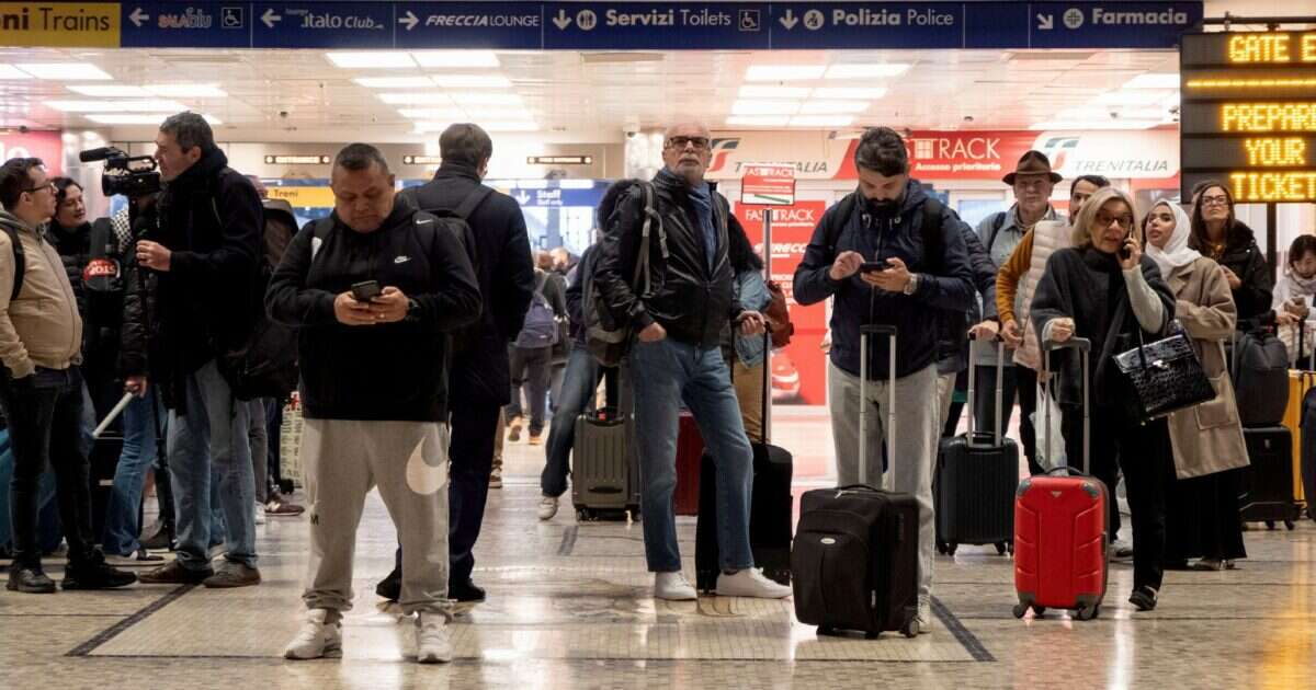 Milano, treni bloccati per un guasto elettrico: ritardi oltre due ore, caos in stazione Centrale. Interrotte linee per Venezia, Genova e Bologna