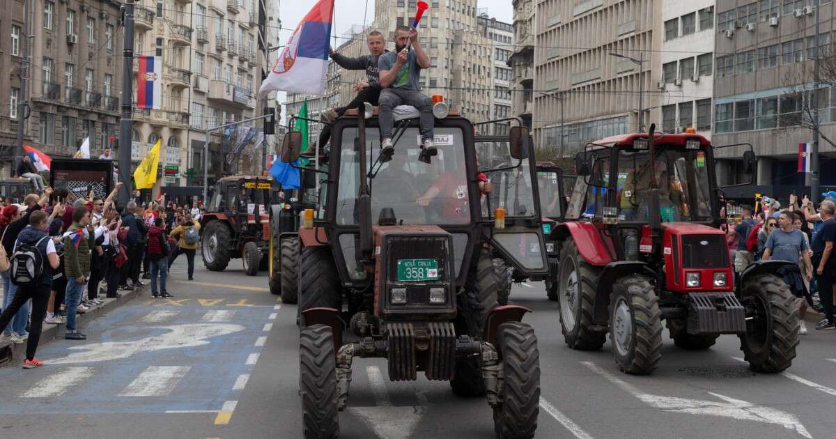 Belgrado, dopo la protesta Vucic si dice “pronto a una verifica di legittimità”. Commissaria Ue: “Ora passi concreti verso l’Europa”