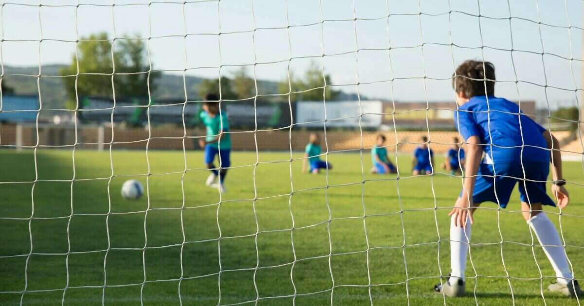 A 10 anni si rompe la gamba durante la partita: i genitori denunciano il parroco. “Nessuno vigilava, gli adulti facevano merenda”