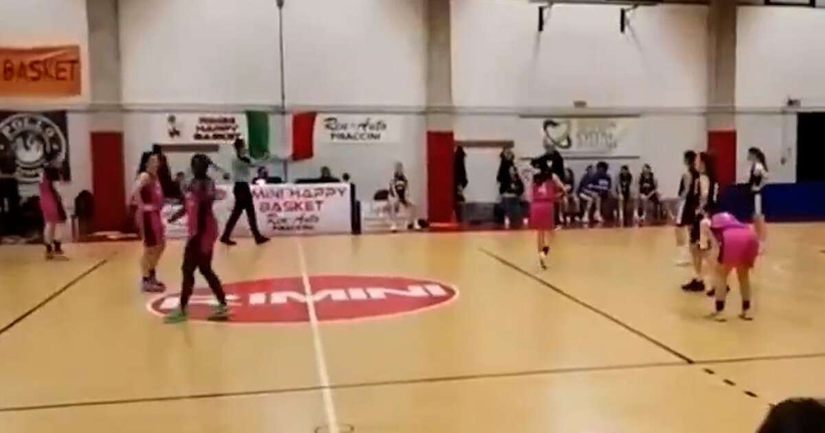 Insulti razzisti verso una giocatrice di basket Under 19 a Rimini: la ragazza reagisce e viene espulsa. Il video